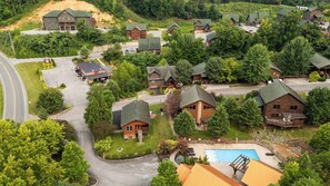 Ein Wohngebiet mit mehreren Häusern, einem Schwimmbad und einer Straße.