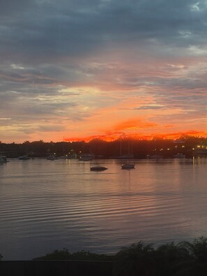 A calm body of water with boats and a sunset in the background. - Pelican Villa is a beautifully decorated 2/2 with breathtaking Naples Bay Views (Naples)