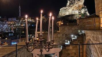 Comfort House, 1 King Bed, Patio, Courtyard View | Outdoor dining
