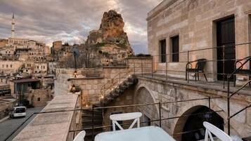House, 1 King Bed, Balcony, City View | Outdoor dining