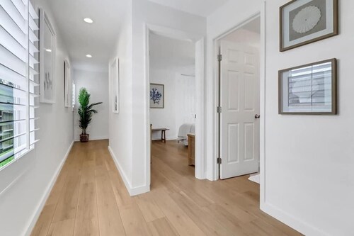 Perfectly located 4-bedroom/3-bathroom POOL-HOME in the heart of Naples