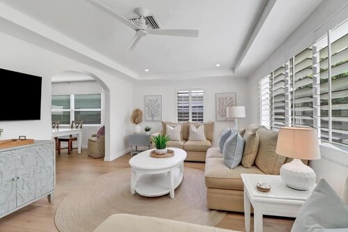Perfectly located 4-bedroom/3-bathroom POOL-HOME in the heart of Naples
