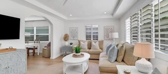Perfectly located 4-bedroom/3-bathroom POOL-HOME in the heart of Naples