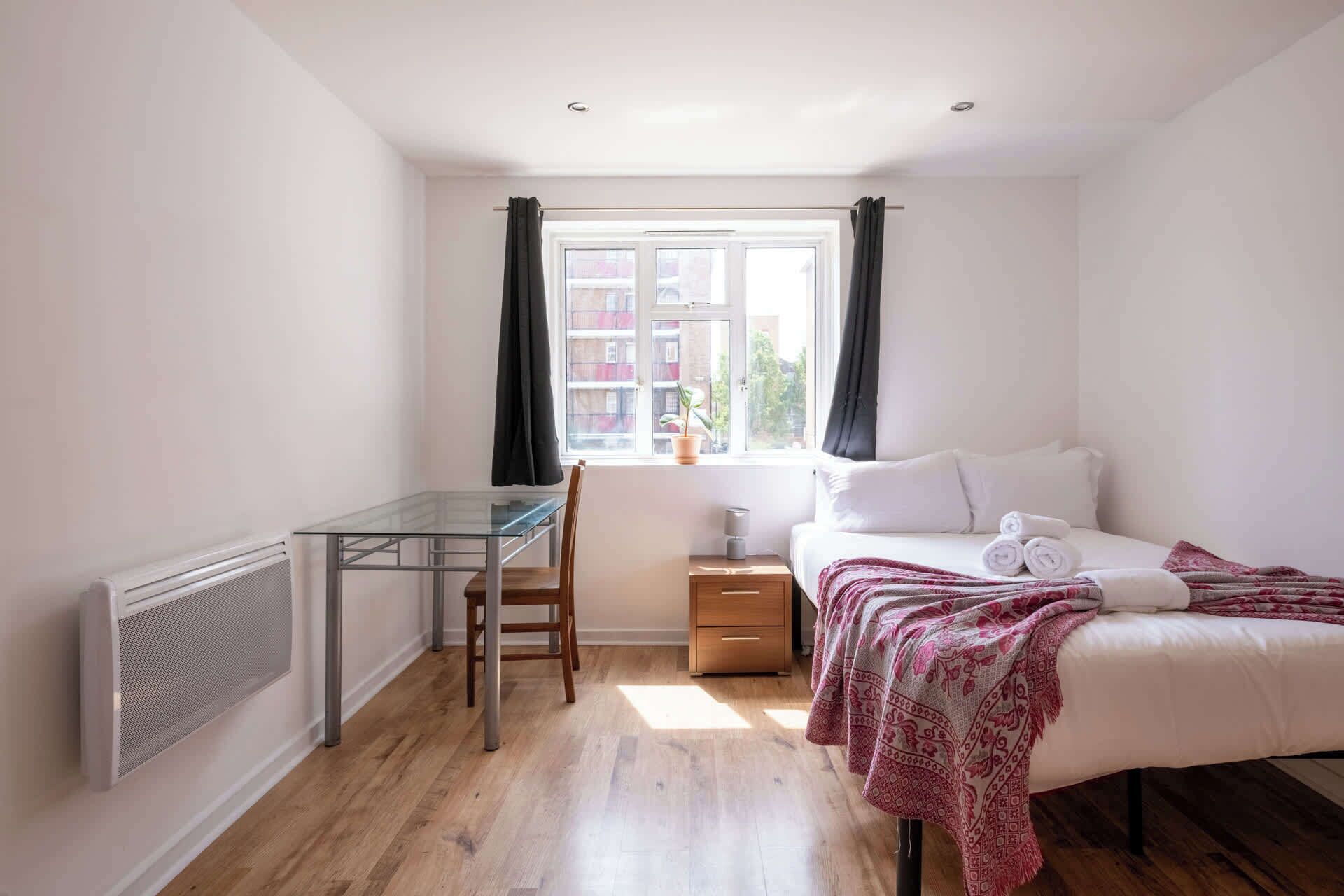 3 bedrooms, internet, bed sheets