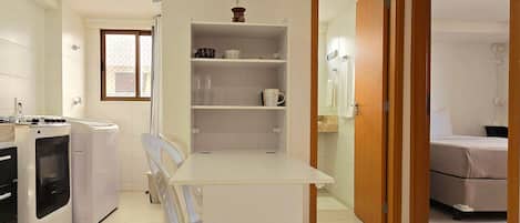 Una cocina moderna con una isla central, electrodomésticos integrados y una zona de comedor.