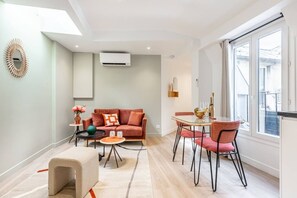A modern living room with a sofa, coffee table, and dining table. - B6D-2 people-Wagram-1 bedroom-Ternes-AC (Paris)