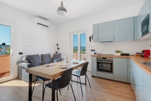 Wasserkocher mit Kaffee-/Teezubehör, Kühlschrank, Mikrowelle, Ofen