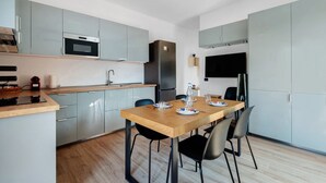 Wasserkocher mit Kaffee-/Teezubehör, Kühlschrank, Mikrowelle, Ofen