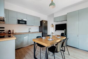 Wasserkocher mit Kaffee-/Teezubehör, Kühlschrank, Mikrowelle, Ofen