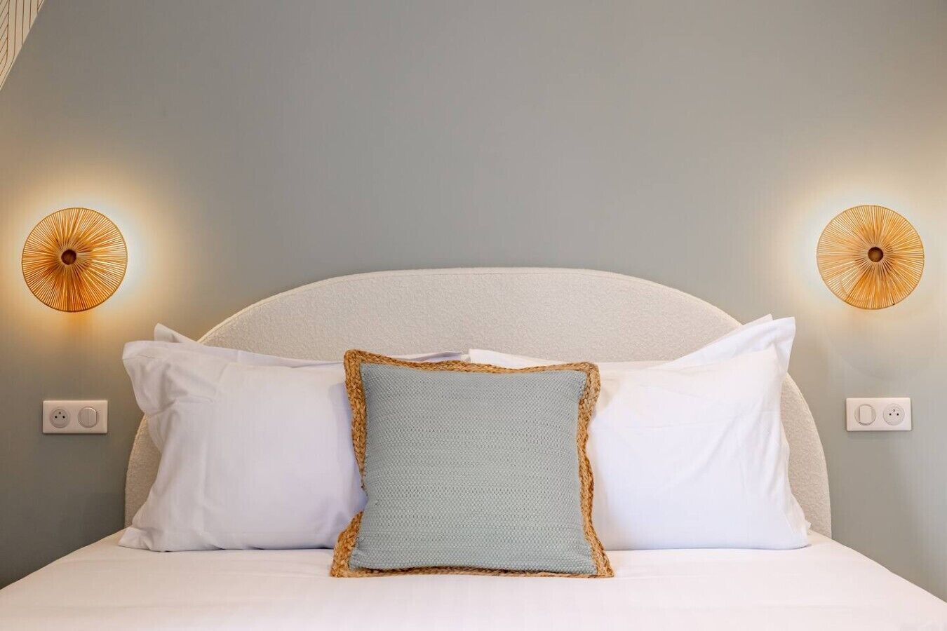Tabla de planchar con plancha, wifi y ropa de cama 
