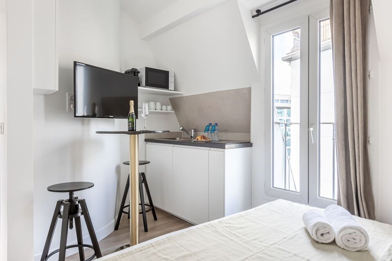 Iron/ironing board, WiFi, bed sheets