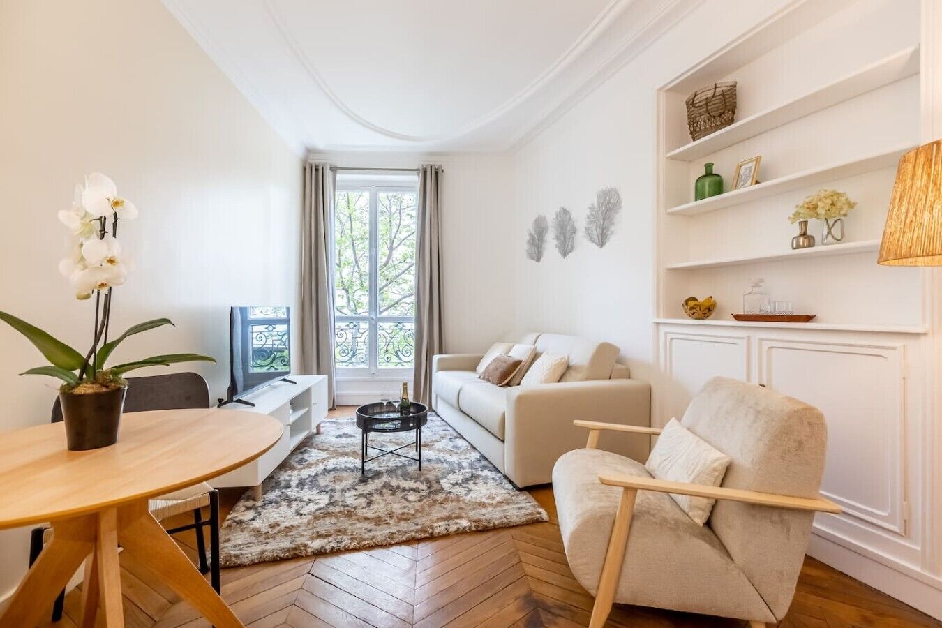 Una sala de estar moderna con un sofá, una mesa de centro y un comedor con una mesa y sillas.