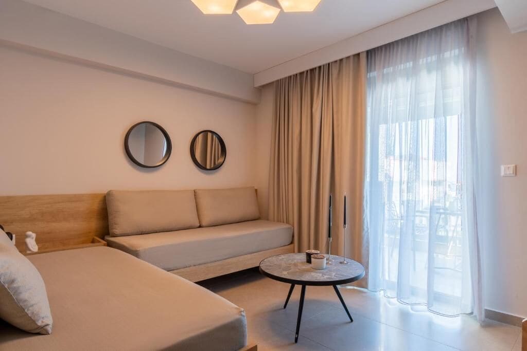 Suíte exclusiva, sacada, vista parcial para o mar | Área de estar | Smart TV 40 polegadas com canais a cabo