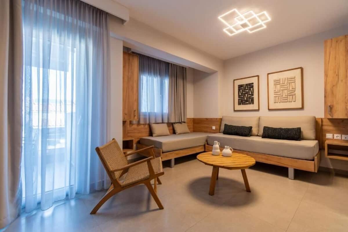 Exclusive Suite, Balcony, Partial Sea View | Living area | 40-inch Smart TV with cable channels