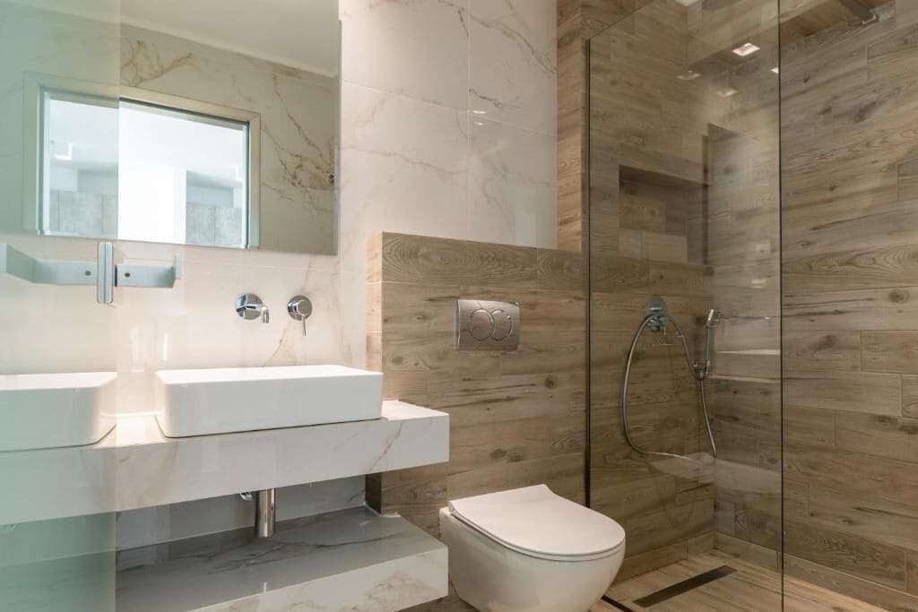 Familien-Suite, Balkon, Bergblick | Badezimmer | Dusche, Hydromassagedusche, Haartrockner, Handtücher