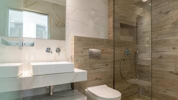 Familien-Suite, Balkon, Bergblick | Badezimmer | Dusche, Hydromassagedusche, Haartrockner, Handtücher