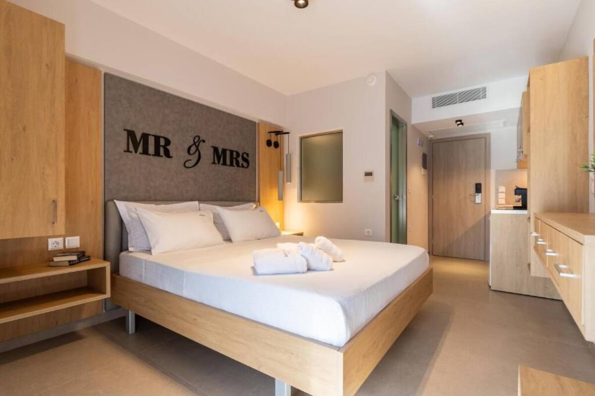 In-room safe, blackout drapes, soundproofing