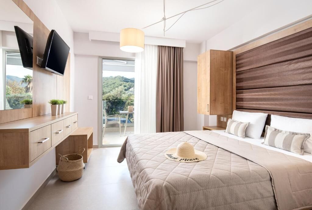 In-room safe, blackout curtains, soundproofing