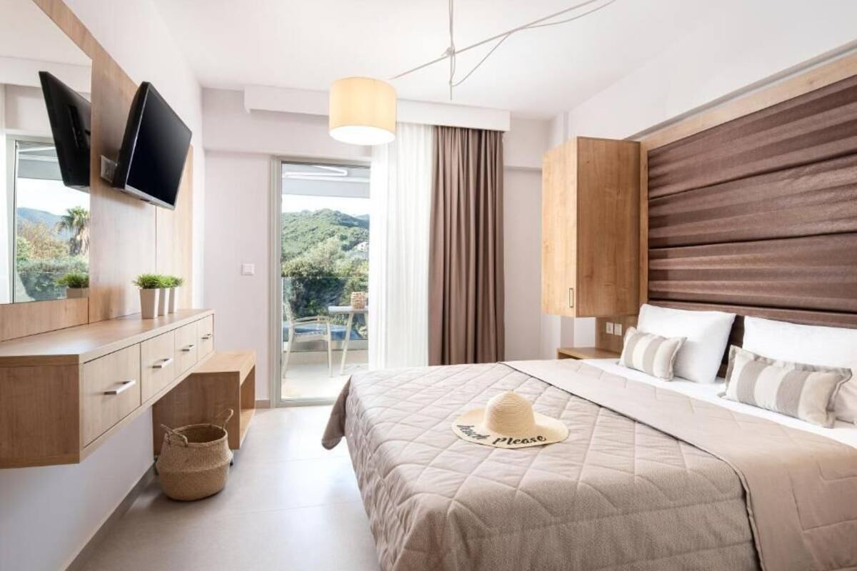 In-room safe, blackout drapes, soundproofing