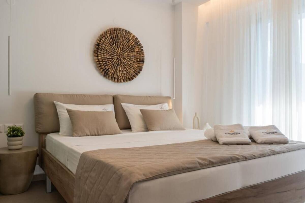 In-room safe, blackout drapes, soundproofing