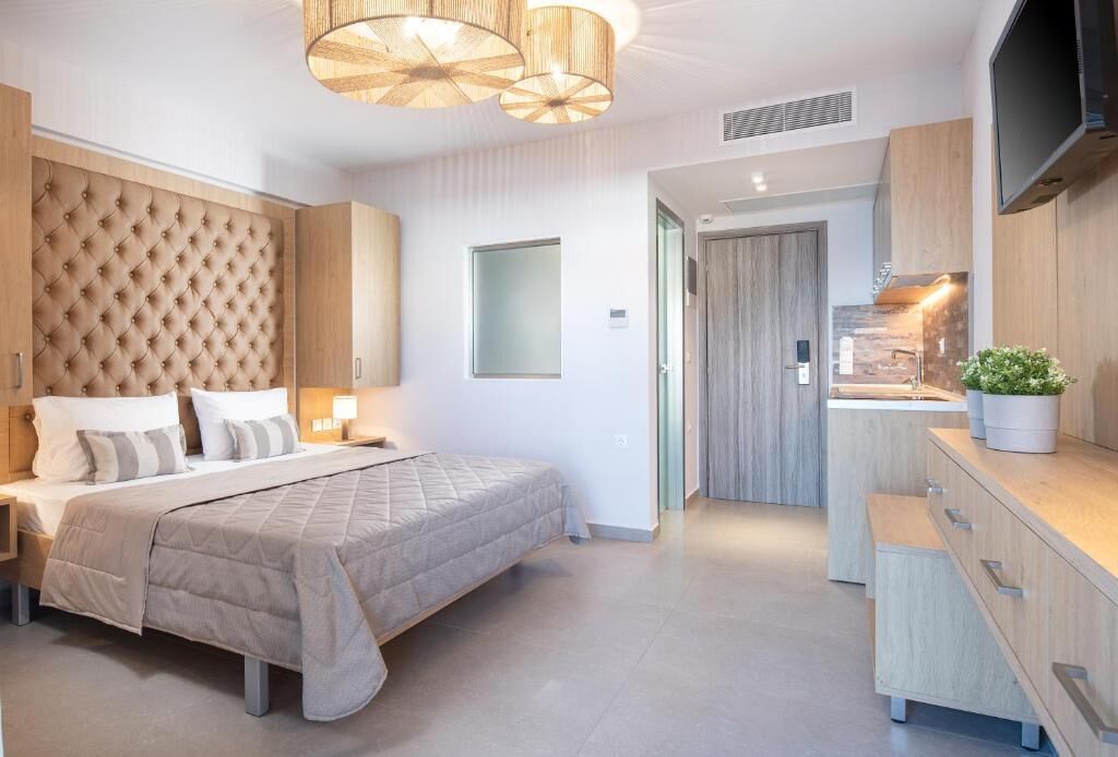 Junior Suite, Balcony, Partial Sea View | In-room safe, blackout curtains, soundproofing