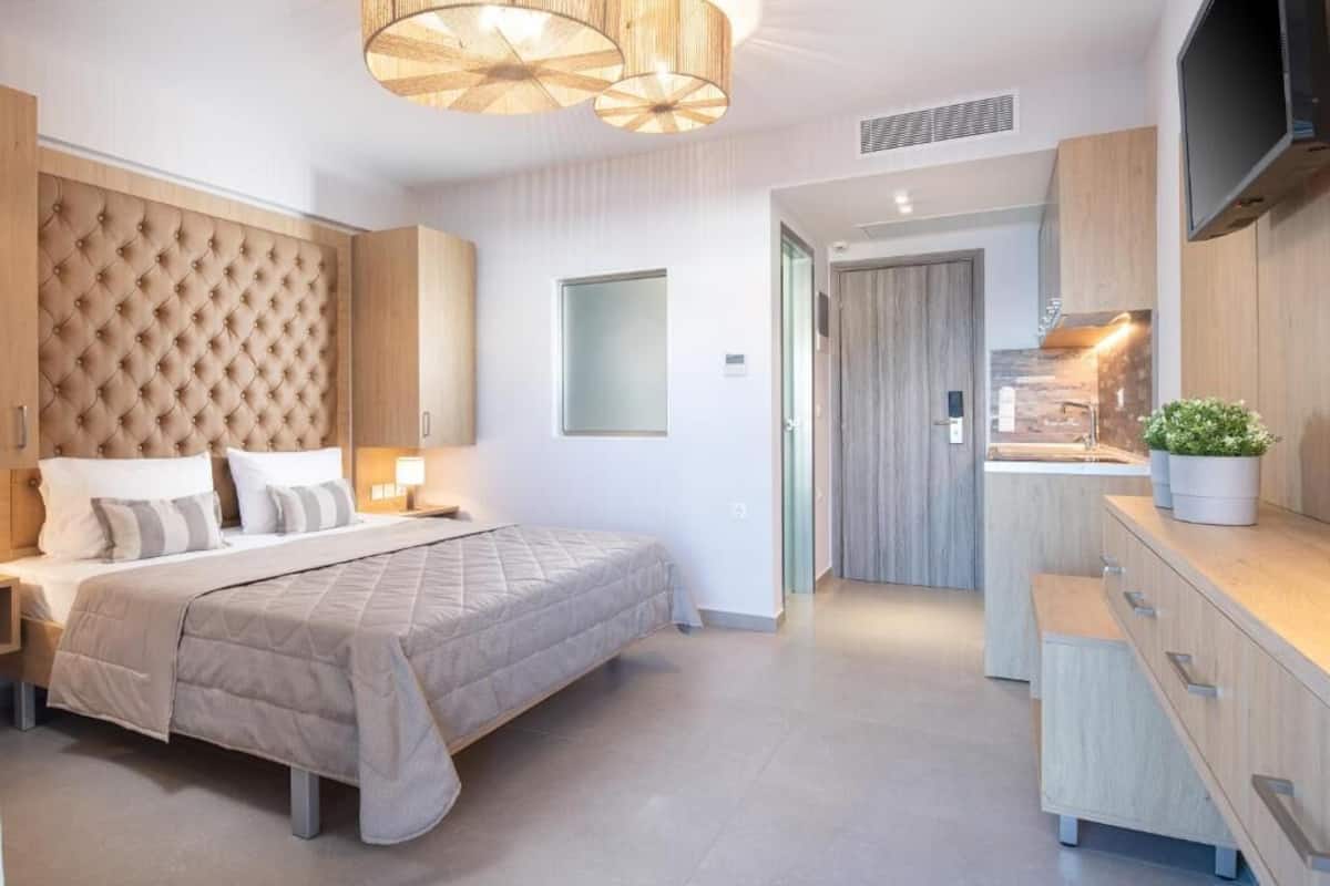 Junior Suite, Balcony, Partial Sea View | In-room safe, blackout drapes, soundproofing