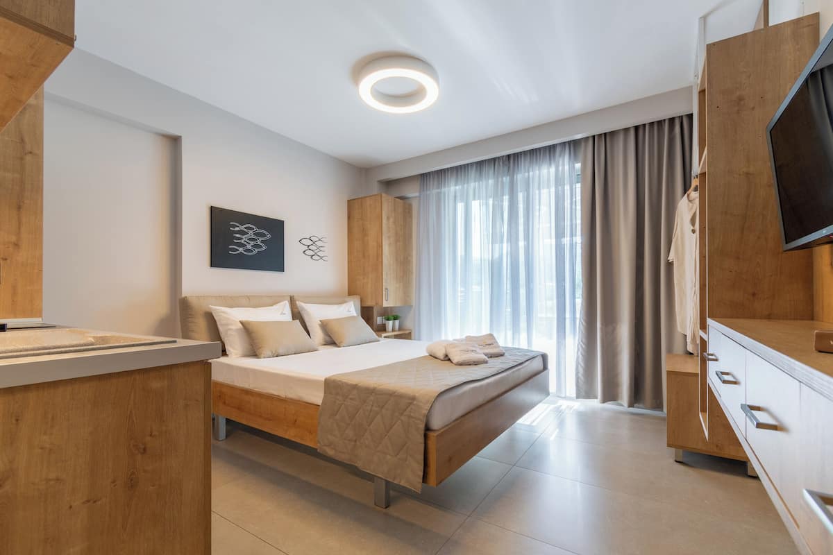 Junior Studio Suite, Mountain View | In-room safe, blackout drapes, soundproofing