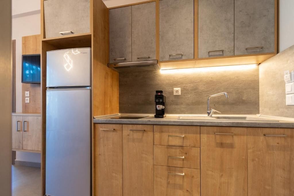 Suite familiar, balcón, vistas parciales al mar | Cocina privada | Frigorífico pequeño, placa de cocina, utensilios de cocina y congelador