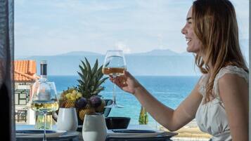 Deluxe Studio Suite, Balcony, Partial Sea View | Outdoor dining