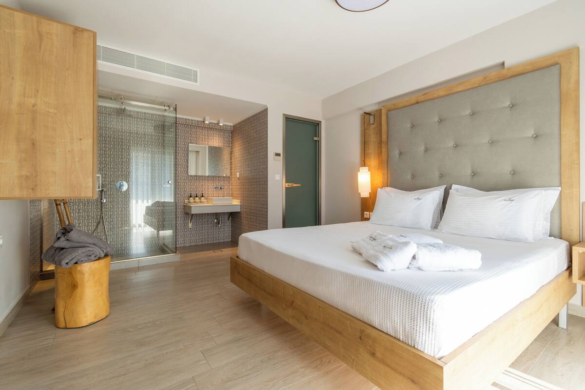 Luxury Suite, Balcony, Mountain View | In-room safe, blackout drapes, soundproofing