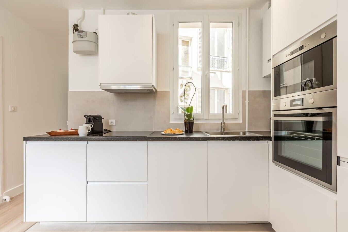 Coffee/tea maker, fridge, microwave, oven