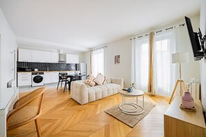 A modern apartment with a kitchen, living area, and a dining space. - Heart of Paris, 2-Bedroom Apartment, Arts et Métiers, Marais (Paris)