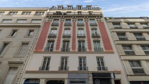 A multi-story building with a central section featuring a row of windows and balconies. - Premium Suites - Arc de Triomphe - Trocadéro (Paris)