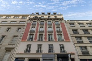 A multi-story building with a central section featuring a row of windows and balconies. - Premium Suites - Arc de Triomphe - Trocadéro (Paris)