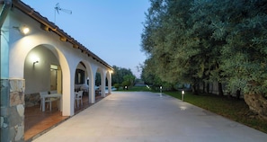 Comfort Villa, Garden View | Outdoor dining - Villa Elaia - Cuntry House with Pool (Siracusa)