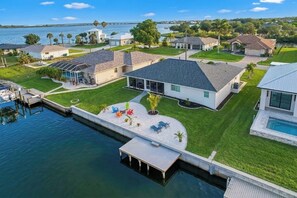 A residential area with houses, a dock, and a body of water. - Fishing Dock & Lanai! Myakka River Family Retreat (Port Charlotte)