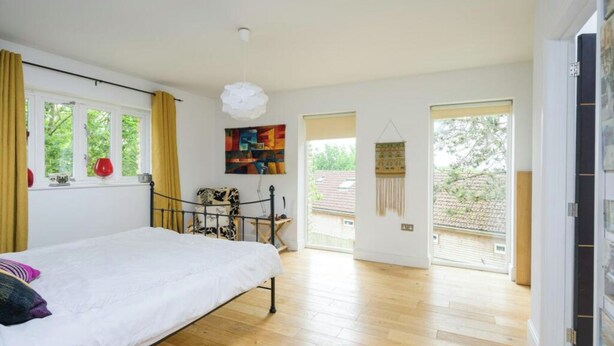 4 bedrooms, desk, iron/ironing board, travel crib