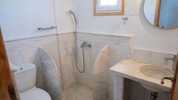Comfort House, Bay View | Bathroom | Hair dryer, towels, soap, shampoo