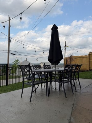 Outdoor dining - Boutique Historic Full House Stay Near Old Market charming Omaha (Omaha)