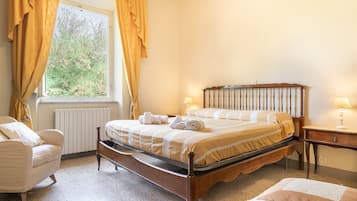 3 quartos, ferros/tábuas de passar roupa, roupa de cama
