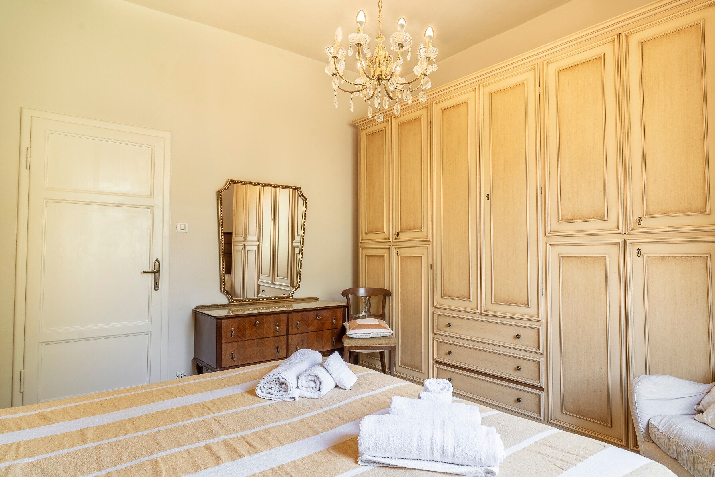 3 bedrooms, iron/ironing board, bed sheets