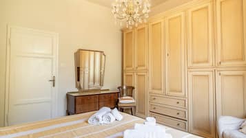 3 bedrooms, iron/ironing board, bed sheets