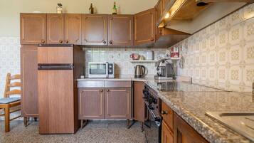 Geladeira, micro-ondas, cooktop, lava-louças