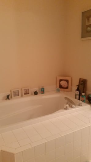 Hair dryer, towels, soap, toilet paper - Cozy 2-bedroom house in welcoming Spring Lake with AC (Spring Lake)