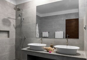 Chambre Quadruple Familiale, vue partielle sur l'océan | Salle de bain | Douche, sèche-cheveux, serviettes fournies, savon