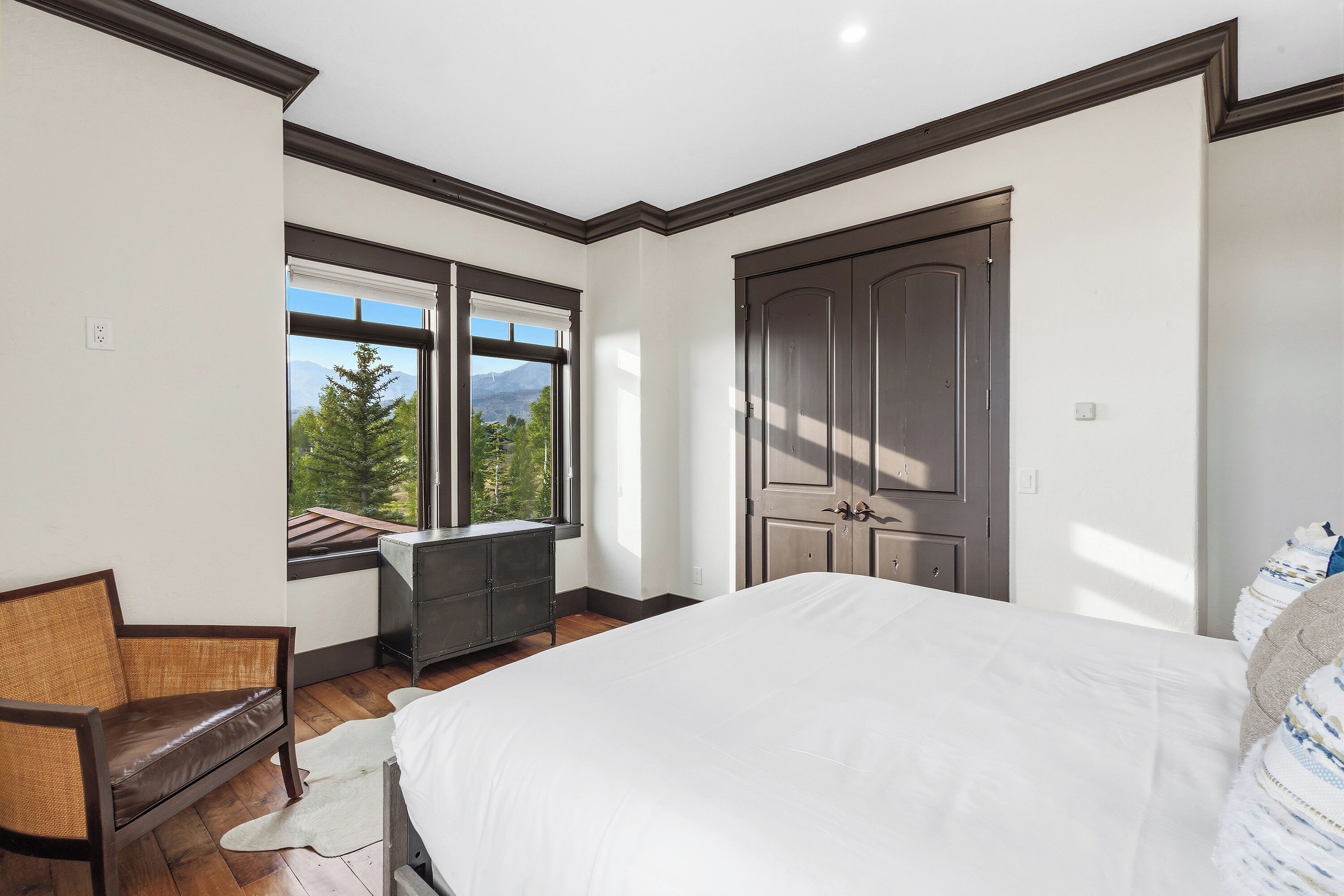 4 bedrooms, iron/ironing board, Internet, bed sheets