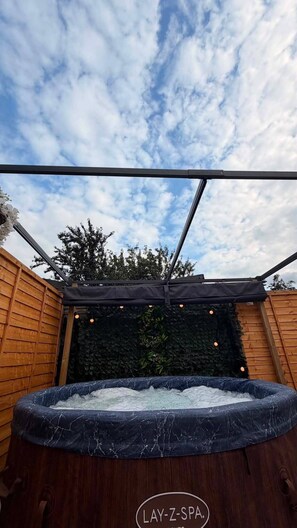 Outdoor spa tub - Stylish 3BR House in Newham East London&Hot Tub (London)
