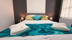 Iron/ironing board, WiFi, bed sheets - Stylish 3BR House in Newham East London&Hot Tub (London)