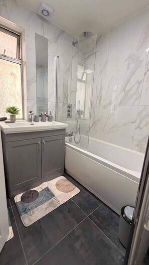 Bidet, towels, soap - Stylish 3BR House in Newham East London&Hot Tub (London)