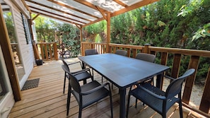 Outdoor dining - Vrbo Property (La Roque-d'Anthéron)
